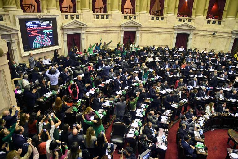 Deputados argentinos após aprovação de legalização do aborto, em junho deste ano