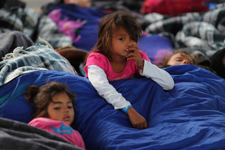 Integrantes de uma caravana de migrantes centro-americanos que querem entrar nos Estados Unidos dormem embaixo de uma ponte perto da fronteira entre México e EUA, em Tijuana. 

