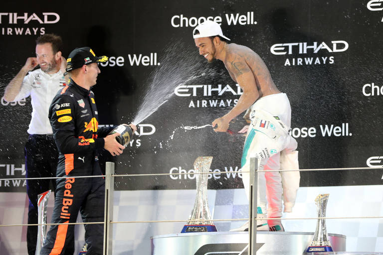 Lewis Hamilton (dir.) celebra sua vitória em Abu Dhabi (e no campeonato) com Max Verstappen, 3º colocado neste domingo