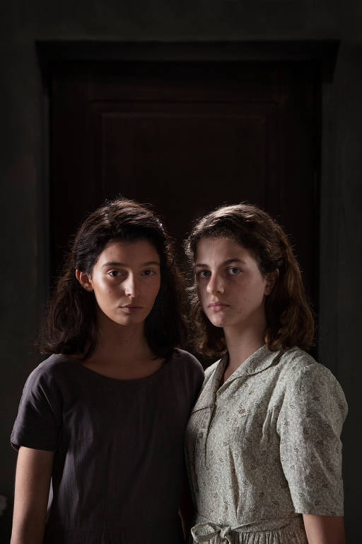 Gaia Girace e Margherita Mazzucco, que interpretam respectivamente Raffaella Cerullo, a Lila, e Elena Greco, a Lenu, na segunda fase da série da HBO