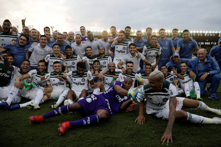 Jogadores do Palmeiras fazem a festa em São Januário