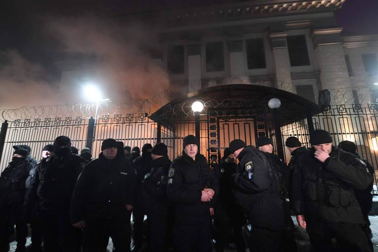 Policiais ucranianos em frente à embaixada da Rússia em Kiev, que foi alvo de protestos após Moscou capturar três navios da Ucrânia
