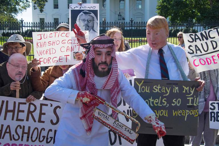 Manifestantes com máscaras do príncipe saudita Mohammed bin Salman e do presidente dos EUA, Donald Trump, protestam contra a morte do jornalista em Washington