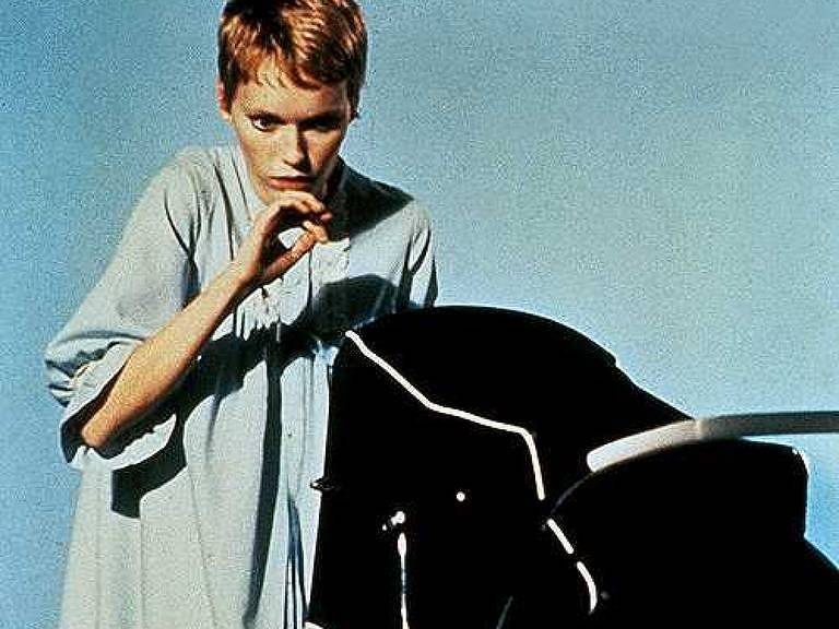 No suspense 'O Bebê de Rosemary', de Roman Polanski, uma jovem recém-casada faz amizade com seus vizinhos, mas aos poucos começa a suspeitar que eles e seu marido são bruxos