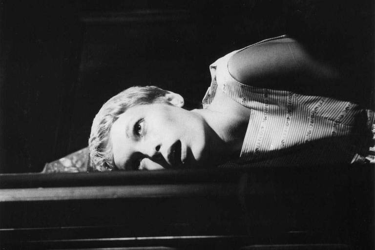 No suspense "O Bebê de Rosemary", de Roman Polanski, uma jovem recém-casada faz amizade com seus vizinhos, mas aos poucos começa a suspeitar que eles e seu marido são bruxos