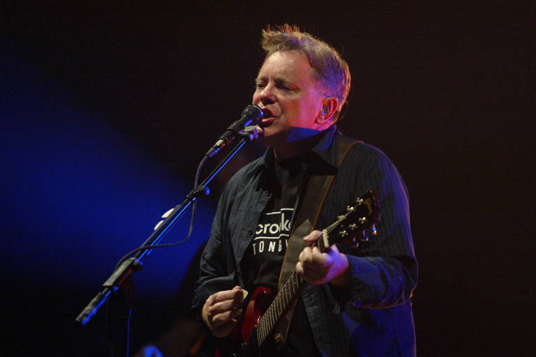 O vocalista e guitarrista Bernard Sumner, da banda inglesa New Order, durante apresentacao na Via Funchal, em Sao Paulo, em 13 de novembro de 2006
