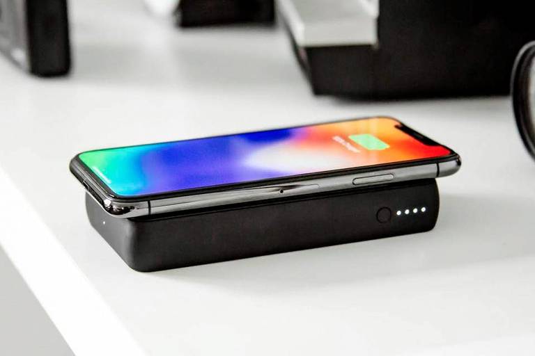Carregador wireless da Mophie; carregadores de bateria portáteis podem salvar o dia de trabalho para quem depende do smartphone e esquece cabos ou o carregador em casa
