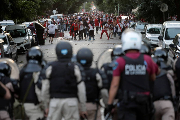 Polícia e torcedores do River Plate se enfrentam em Buenos Aires após a segunda parida da final da Libertadores contra o Boca Juniors ter sido adiada 