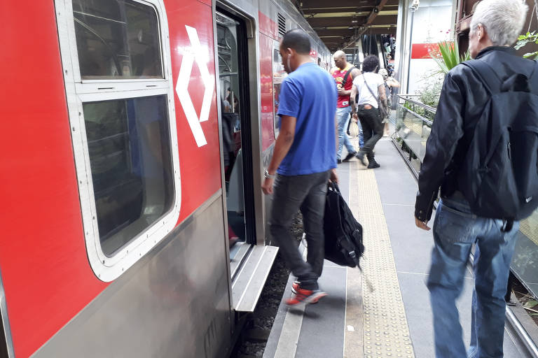 Dois passageiros caem por dia em vãos de estações de trens do Governo de SP  - 29/11/2018 - Cotidiano - Folha