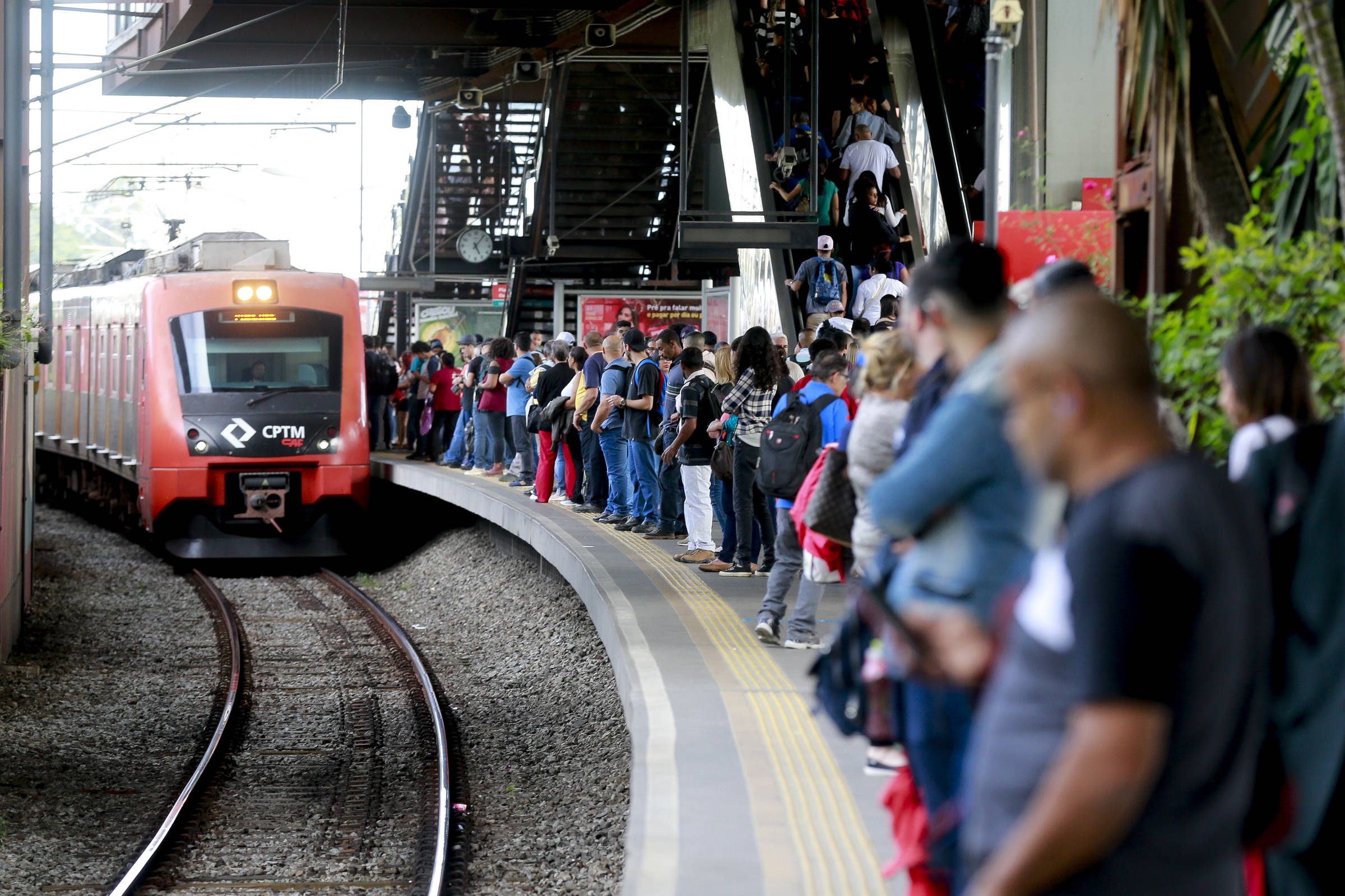 Trens da linha 9 da ViaMobilidade, em São Paulo, voltam a operar com  lentidão após falha elétrica - 04/03/2022 - Cotidiano - Folha
