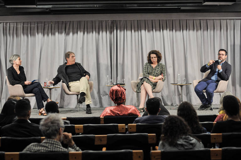 A repórter especial da Folha Ana Estela de Sousa Pinto (esq.), Demétrio Magnoli, Deisy Ventura e Pedro Abramovay