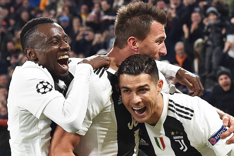 Matuidi (esq.), Mandzukic e Cristiano Ronaldo (dir.) comemoram gol contra o Valência na Champions League.