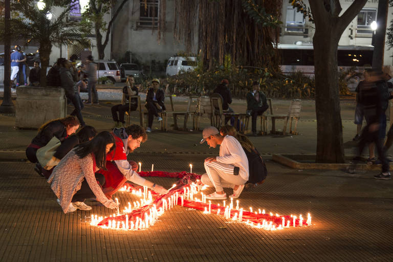 Pessoas fazem ação de conscientização sobre a Aids na República, no centro de SP. Distrito tem o maior número de mortes por HIV a cada 100 mil habitantes: 31, 3