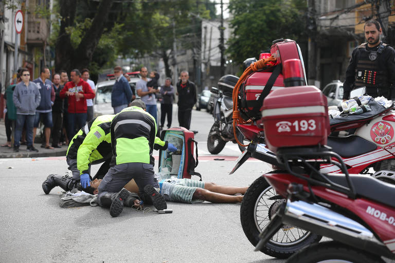 Motociclista é atendido após sofrer acidente na Barra Funda; região do centro de SP tem 45 mortes no trânsito por 100 mil habitantes, o maior índice da cidade