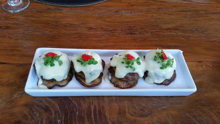 Prato (mini hambúrgueres) servido no restaurante Alecrim, em Pedra Azul, no Espírito Santo