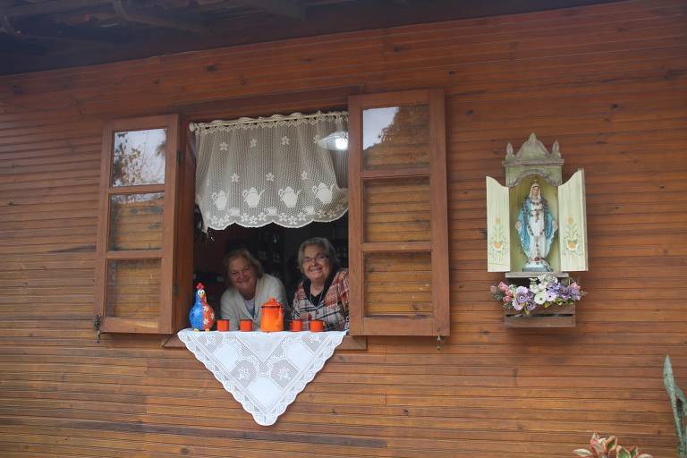 As irmãs Sonia e Lúcia da loja de biscoitos artesanais Tia Cila, em Venda Nova do Imigrante, no Espírito Santo; estabelecimento faz parte da rota do agroturismo da região serrana