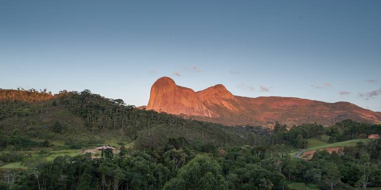 A pedra Azul com seu rabo do lagarto, que muda de cor dependendo da luz do sol, em Pedra Azul, no Espírito Santo
