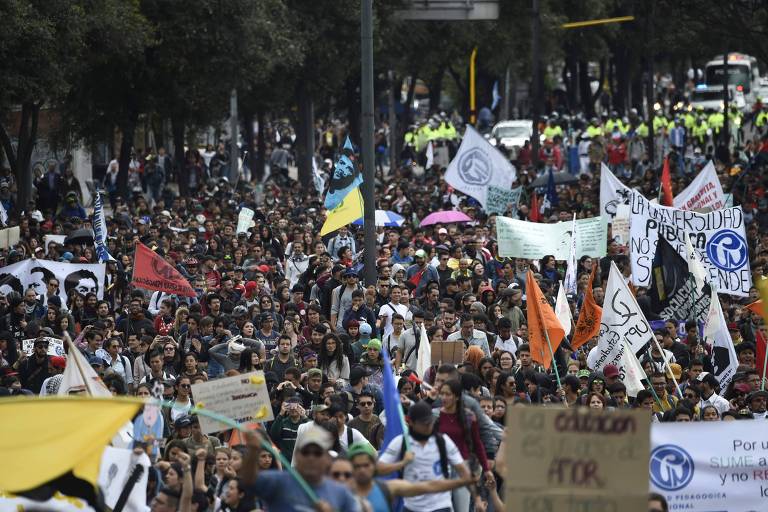 Manifestantes participam do protesto em Bogotá contra o presidente Iván Duque 