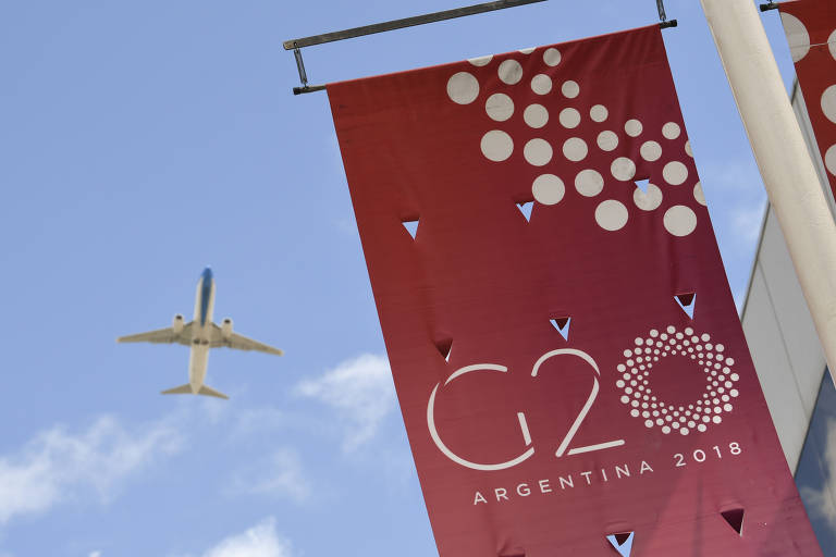 Avião sobrevoa área onde será realizado o encontro do G20, o centro Costa Salguero