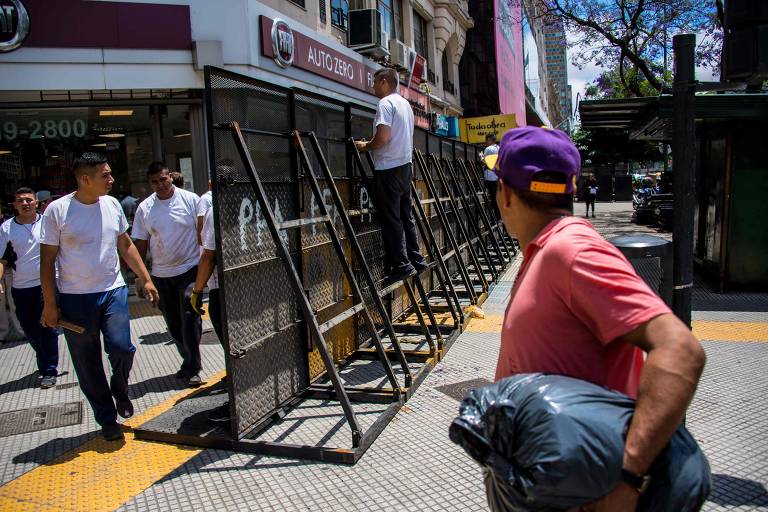 Policiais instalam barreira na avenida 9 de Julio, em Buenos Aires