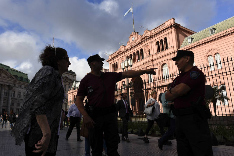 Policiais patrulham arredores da Casa Rosada, sede do governo argentino