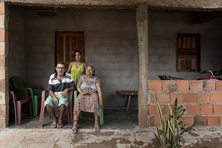 A lavradora Luzia Maria, 54 anos, o marido Adelaido, 57 e a filha Luzinete sofrem com a falta de médicos no interior da BA
