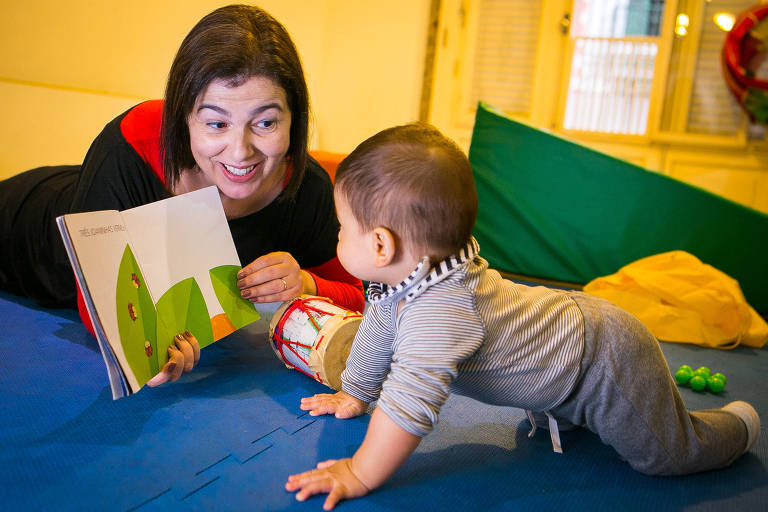Joana Cabral, 41, dá aula de teatro para o bebê Miguel Marano, de 7 meses