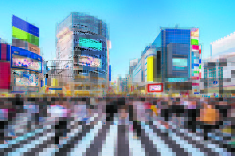 Cruzamento de cinco ruas no bairro de Shibuya, a travessia de pedestres mais movimentada do mundo