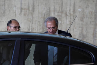 Paulo Guedes, deixa o CCBB, sede do governo de transição, em Brasília (DF)