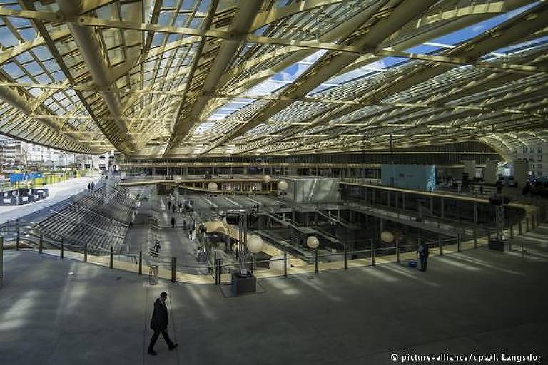 La Canopée - Desde abril de 2016, uma novidade cobre a área antes ocupada pelo antigo mercado central de Paris e mais tarde pelo neglicenciado centro comercial Forum des Halles. Batizada de La Canopée, essa imensa estrutura de teto espetacular reúne um centro do transporte urbano, centro comercial, restaurantes e uma variedade de locais para interessados em artes.