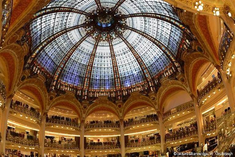 Galeries Lafayette - Quando o assunto é consumo em alto estilo, a Paris do século 19 já estava na vanguarda. Os "Grands Magasins" eram um tipo totalmente novo de loja de departamentos. As Galeries Lafayette são o epíteto da elegância nas compras. Como camarotes de uma ópera, as galerias em torno da área central formam um espiral que é coroado por uma cúpula de vidro 42 metros acima do chão design sublime do varejo