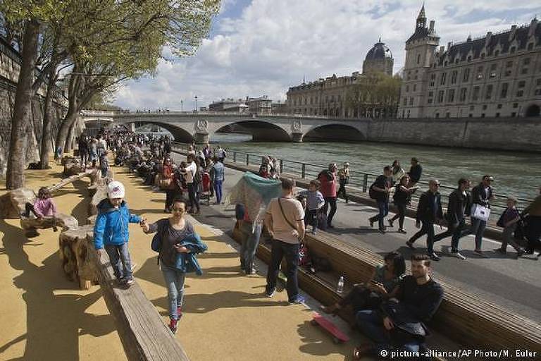 Margens do Sena - Paris deve ser explorada a pé. Só assim é possível apreciar a atmosfera única da cidade, que fica ainda melhor a partir do início de abril. Agora, onde os carros aceleravam às margens do Sena, pedestres podem finalmente passear em paz ao longo de um total de sete quilômetros entre a Place de la Bastille e a Torre Eiffel. E, de quebra, você passa pelas principais atrações da cidade