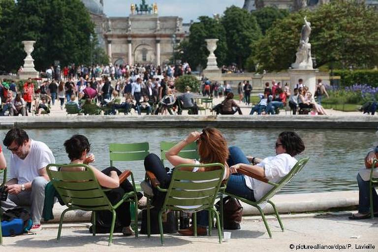 Faça uma pausa - Sente e relaxe um pouco. Para isso, nada melhor do que um dos muitos parques da cidade, como  no Jardin des Tuileries (foto), perto do Louvre. As cadeiras verdes de metal são ícones do design industrial de 1923. Elas compartilham o nome do famoso Jardin du Luxembourg, onde surgiram pela primeira vez: chamam-se cadeiras de Luxemburgo. Aliás, até 1974 as pessoas tinham que pagar por um assento