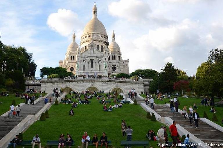 Sacré Coeur - A Basílica de Sacré Coeur fica no topo de Montmartre, a colina mais alta da cidade, a uma elevação de 130 metros. A igreja de peregrinação neo-bizantina é um dos lugares mais românticos de Paris. Mas se você prefere evitar multidões, melhor chegar no início da manhã ou à noite. O terraço logo abaixo da entrada principal é o lugar perfeito para ver o sol se pôr sobre a cidade do amor