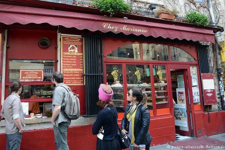 Pare para um lanche - Não é preciso pagar muito para comer bem na cara Paris. Uma dica é no Marais, o bairro judeu mais famoso da cidade. Na Rue des Rosiers fica o melhor falafel da cidade. É um prazer passear pelas lojas, livrarias e bistrôs desse bairro tranquilo, que tem conseguido escapar do desenvolvimento moderno. E seus moradores estão determinados a mantê-lo assim.