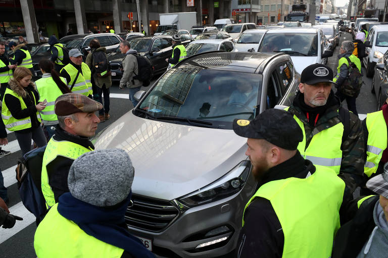 Manifestantes usando coletes amarelos bloqueiam tráfego em rua de Bruxelas, na Bélgica, em protesto contra o alto preço dos combustíveis
