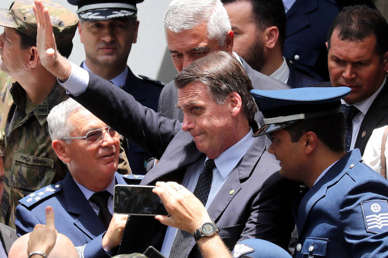 O presidente eleito Jair Bolsonaro acena durante evento na Escola de Especialistas de Aeronáutica de Guaratinguetá (SP)