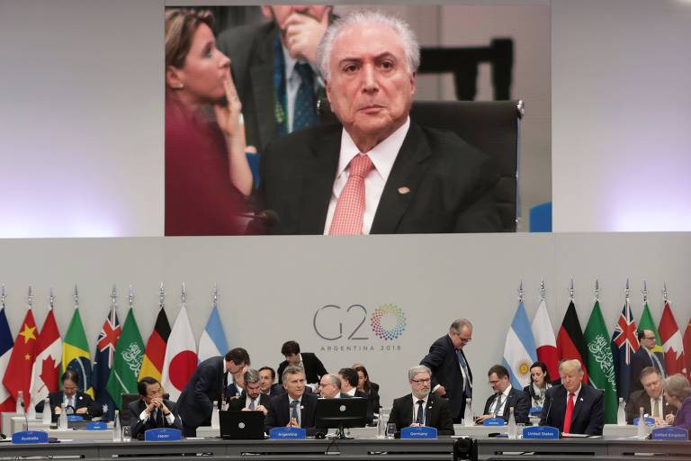 O presidente Michel Temer é visto no telão da sala onde ocorre a plenária de líderes do G20, em Buenos Aires