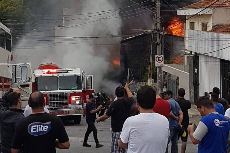 Vista da rua onde caiu o avião, na zona norte de São Paulo