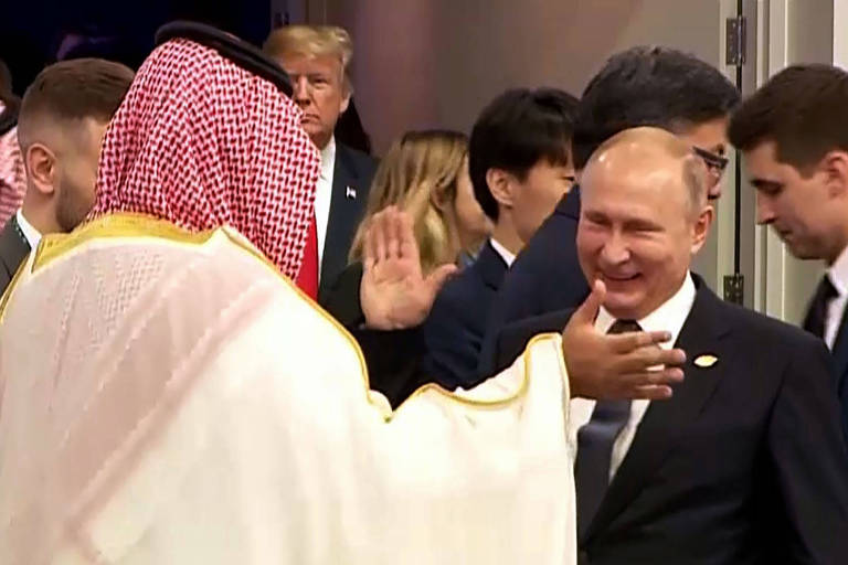 O príncipe herdeiro da Arábia Saudita, Mohammed bin Salman (de costas) e o presidente russo, Vladimir Putin, se cumprimentam antes do início da reunião