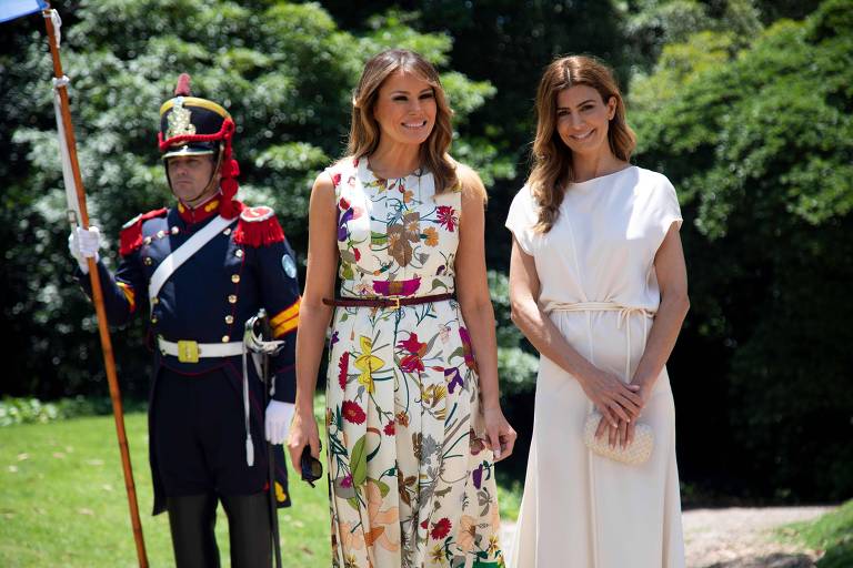 A primeira-dama da Argentina (dir.), Juliana Awada, recebe a americana Melania Trump em um dos eventos laterais ao G20