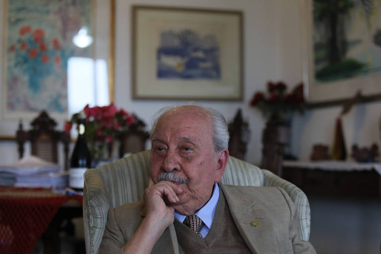 O ex-deputado Almino Affonso durante entrevista à Folha em sua casa, em Pinheiros (zona oeste)