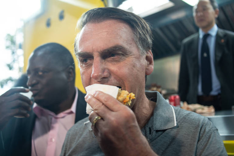 O presidente eleito, Jair Bolsonaro, chega em Resende (RJ) e come cachorro-quente em food truck de amigo na cidade