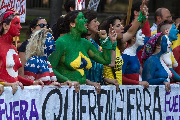 Ativistas com o corpo pintado com bandeiras dos participantes do G20 protestam em Buenos Aires 