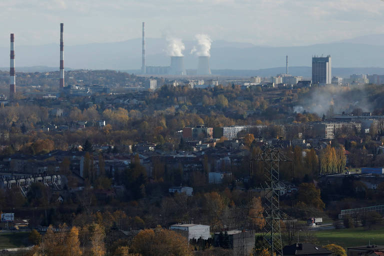 Área industrial próxima a Katowice, na Polônia, com chaminés visíveis