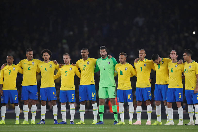Jogadores do Brasil perfilados antes do amistoso contra o Uruguai