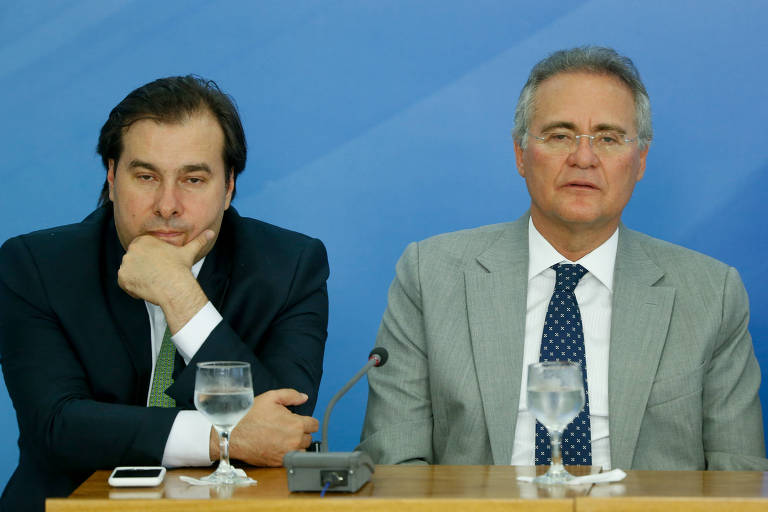 Rodrigo Maia (DEM-RJ) e Renan Calheiros (MDB-AL) em evento de anÃºncio de medidas para estimular a economia, em 2016, no PalÃ¡cio do Planalto