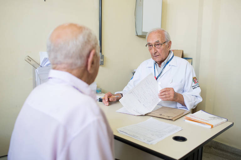 Formado em uma das melhores faculdades do país, Duarte Malva Vicente atende gerações em posto do SUS na periferia de São Paulo aos 93 anos