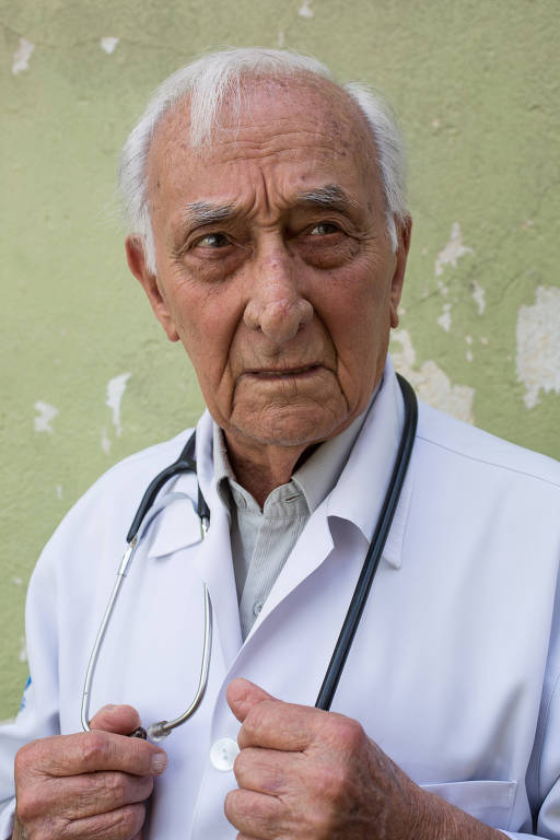 Formado em uma das melhores faculdades do país, Duarte Malva Vicente atende gerações em posto do SUS na periferia de São Paulo aos 93 anos