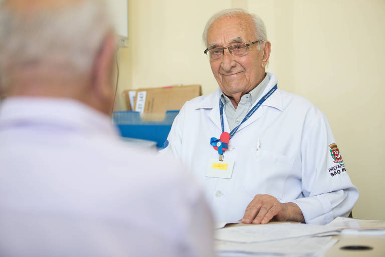 Formado em uma das melhores faculdades do país, Duarte Malva Vicente atende gerações em posto do SUS na periferia de São Paulo aos 93 anos